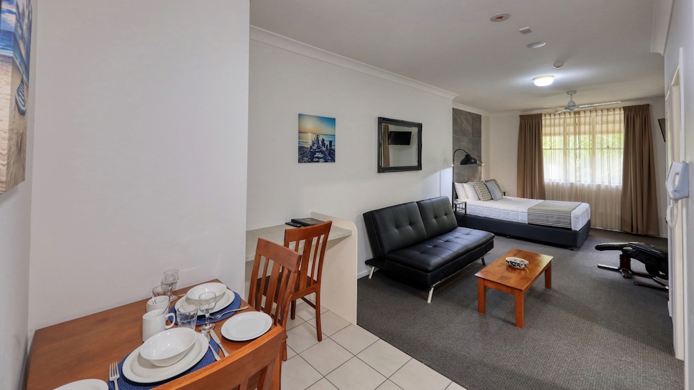 Deluxe Room, 1 Queen Bed, Balcony photo 2