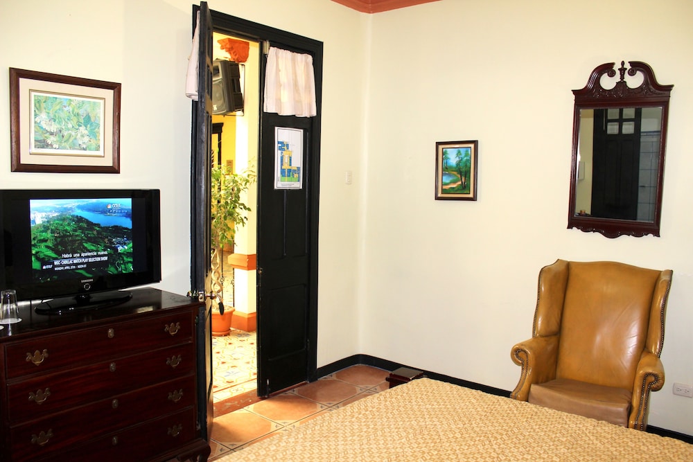 Standard Room, 1 King Bed - Courtyard Wing photo 3