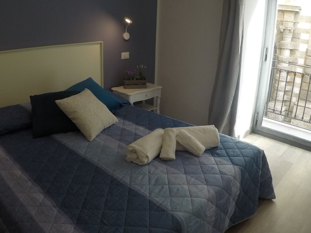 Classic Double Room, Ensuite, City View photo 2