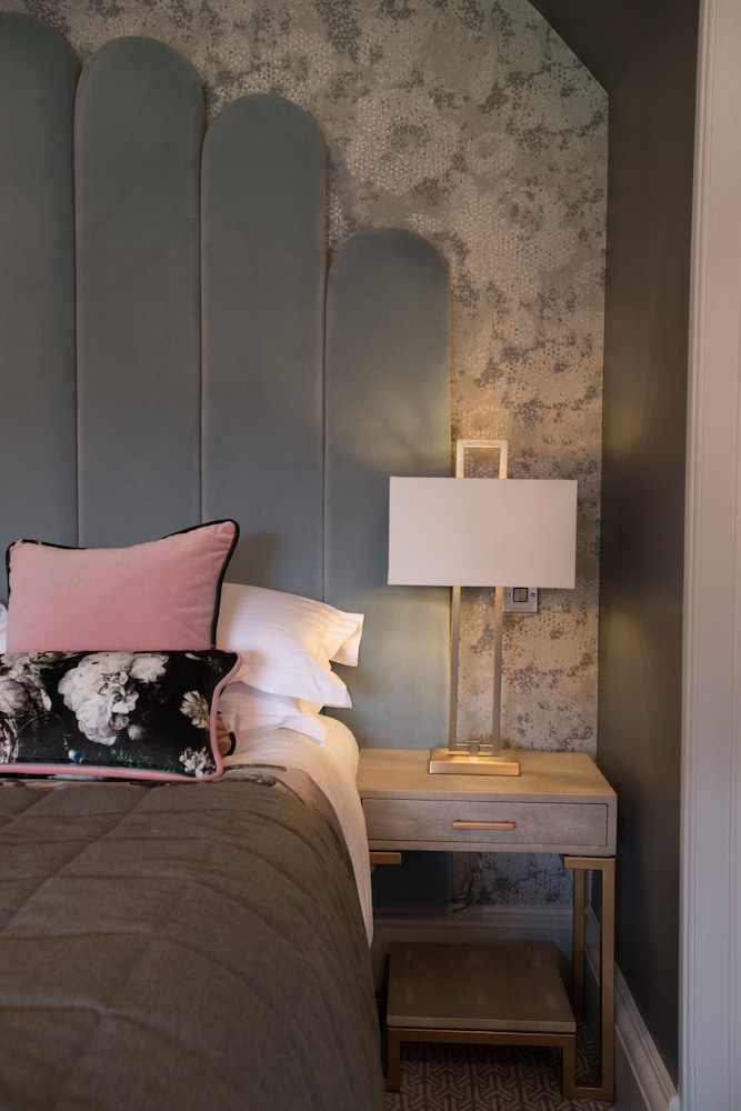 Suite, 1 King Bed with Sofa bed, Garden View