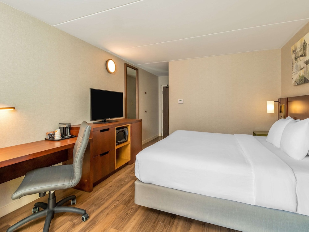 Room, 1 King Bed, Non Smoking (Pet Friendly) - Photo 2