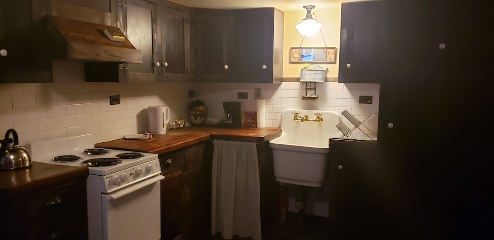 Deluxe Quadruple Room, Private Bathroom (Bunker Suite/Basement) photo 2