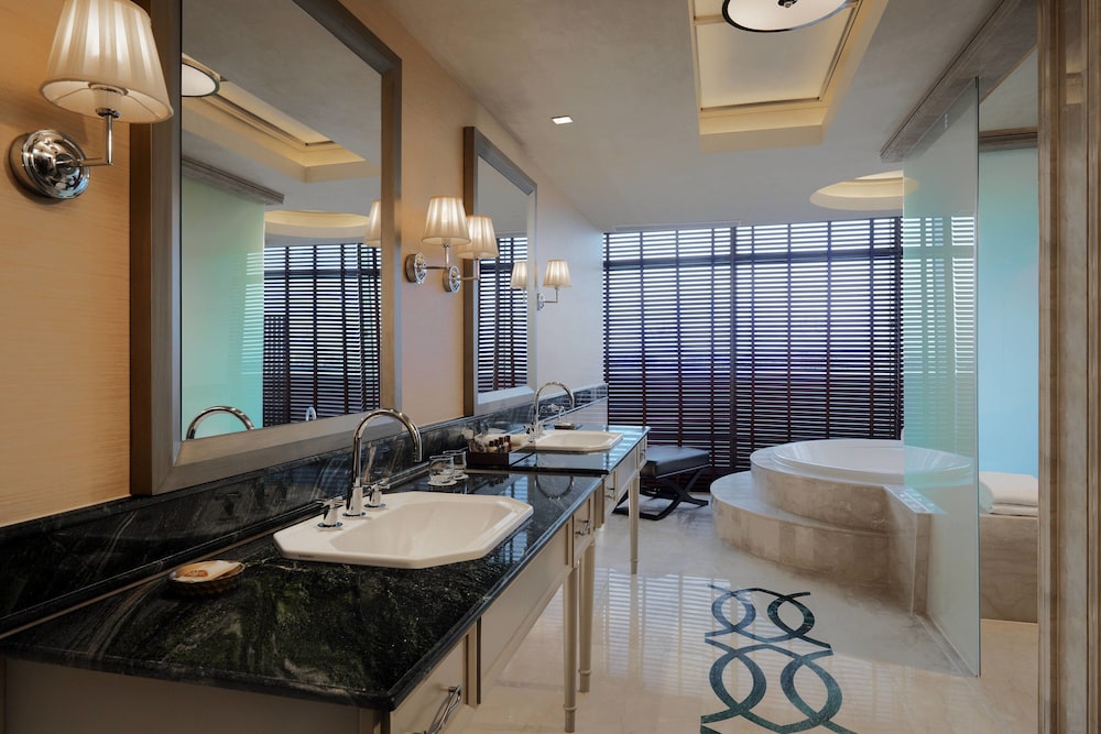 Presidential Suite, 1 King Bed, River View thumbnail 6