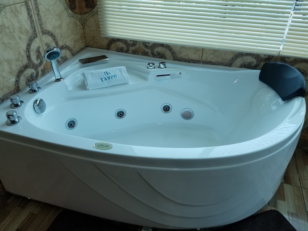 Suite, Jetted Tub photo 3