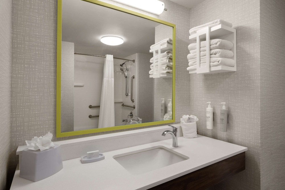 Suite, 2 Queen Beds, Accessible (Roll-In Shower) - Photo 5