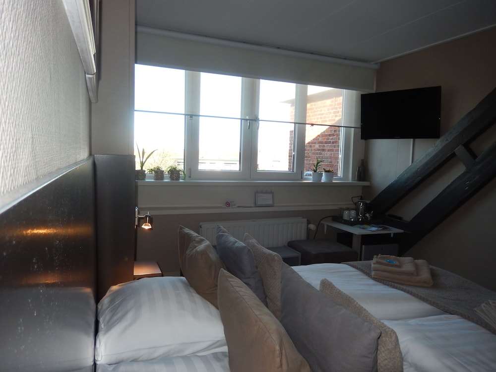 Basic Double Room, 2 Twin Beds photo 2