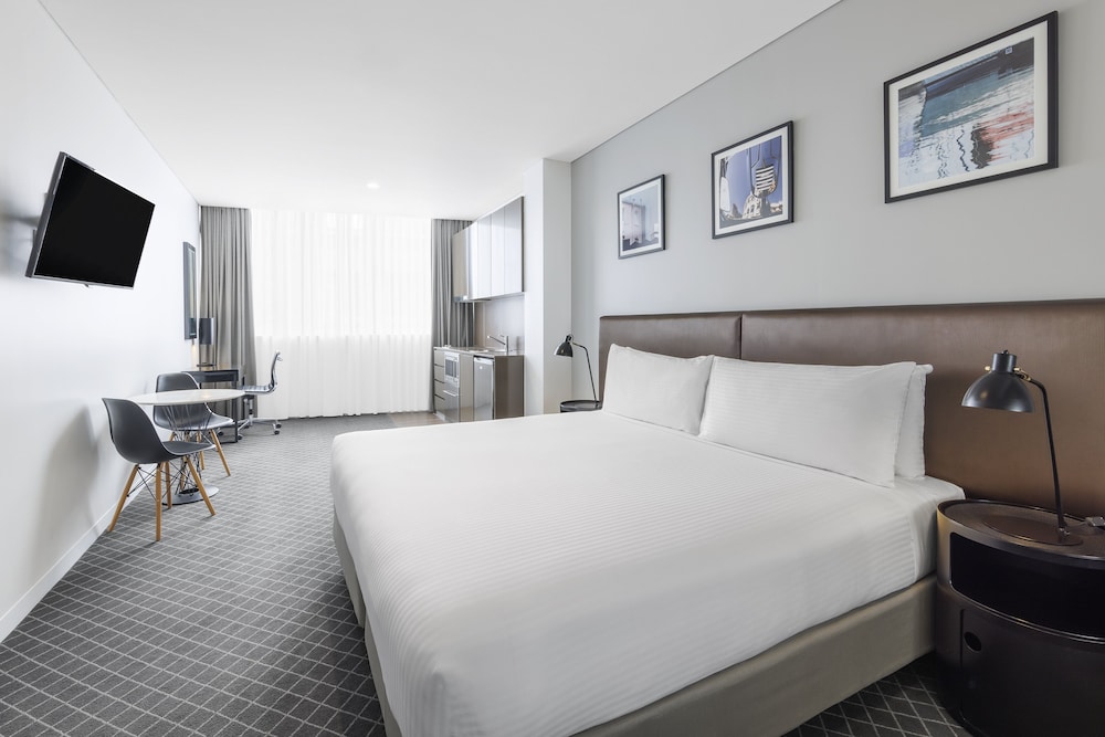 Standard Studio Suite, 1 King Bed photo 1
