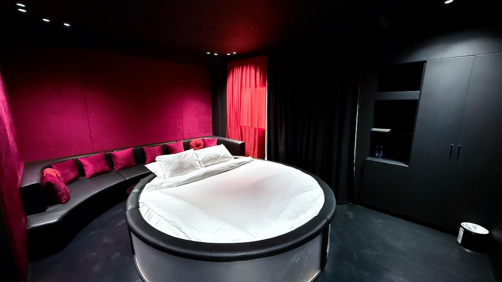 Honeymoon Room, Jetted Tub photo 1