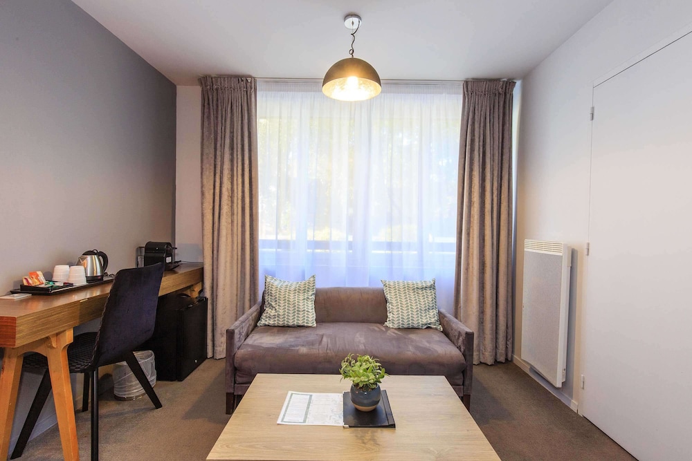 Family Room, 1 Queen Bed, Non Smoking (with Sofabed) - Photo 3