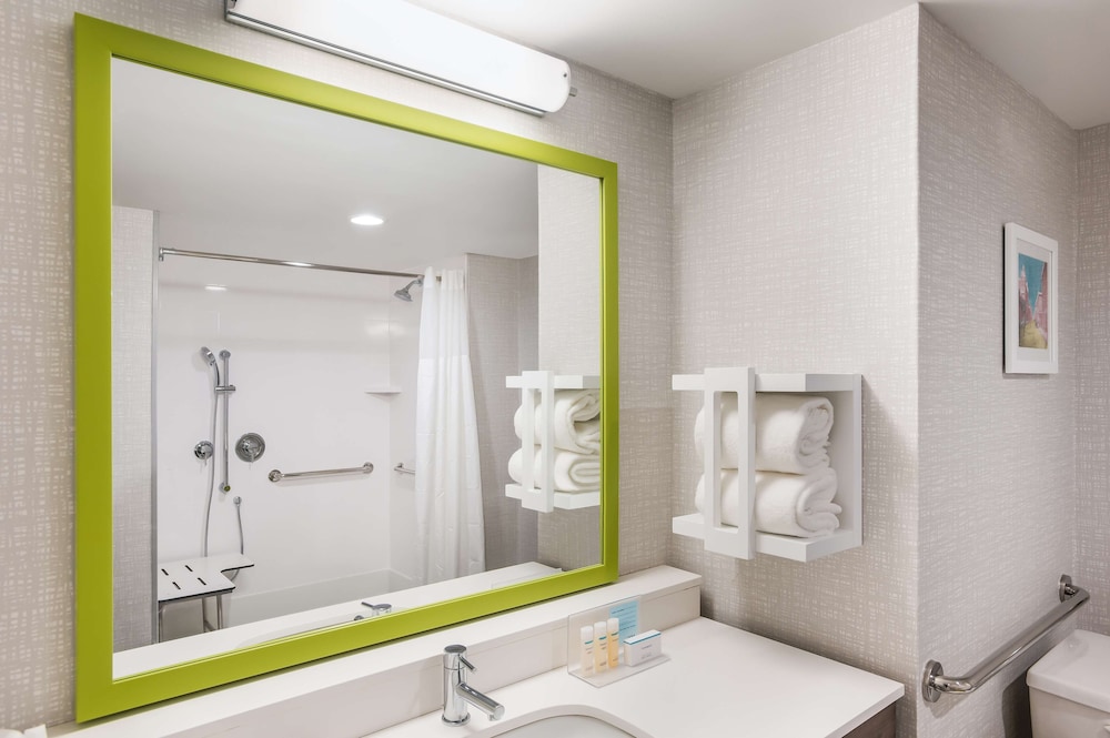 Room, 1 King Bed, Accessible (Mobility & Hearing, Roll-in Shower) - Photo 2