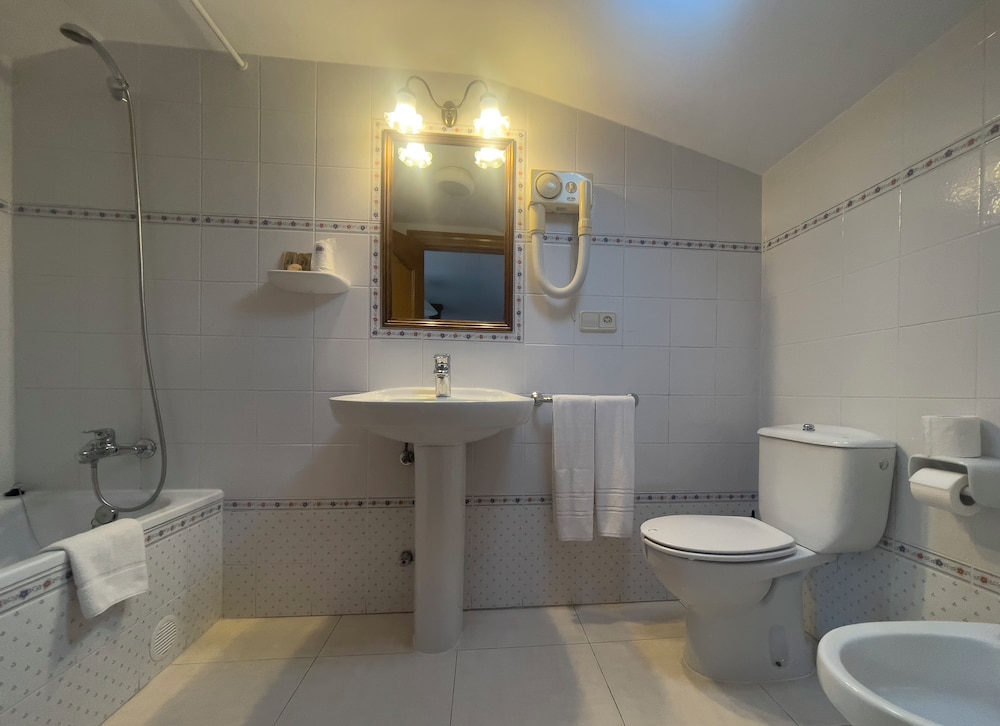 Double Room (with extra bed) photo 2