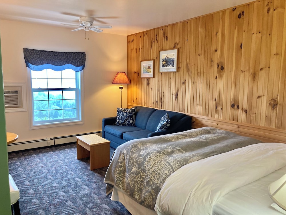 Deluxe Room, 1 Queen Bed with Sofa bed, Ocean View photo 3