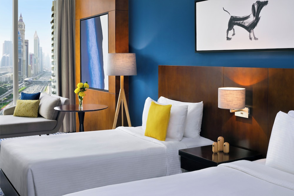 Club Room, 2 Twin Beds, City View thumbnail 5