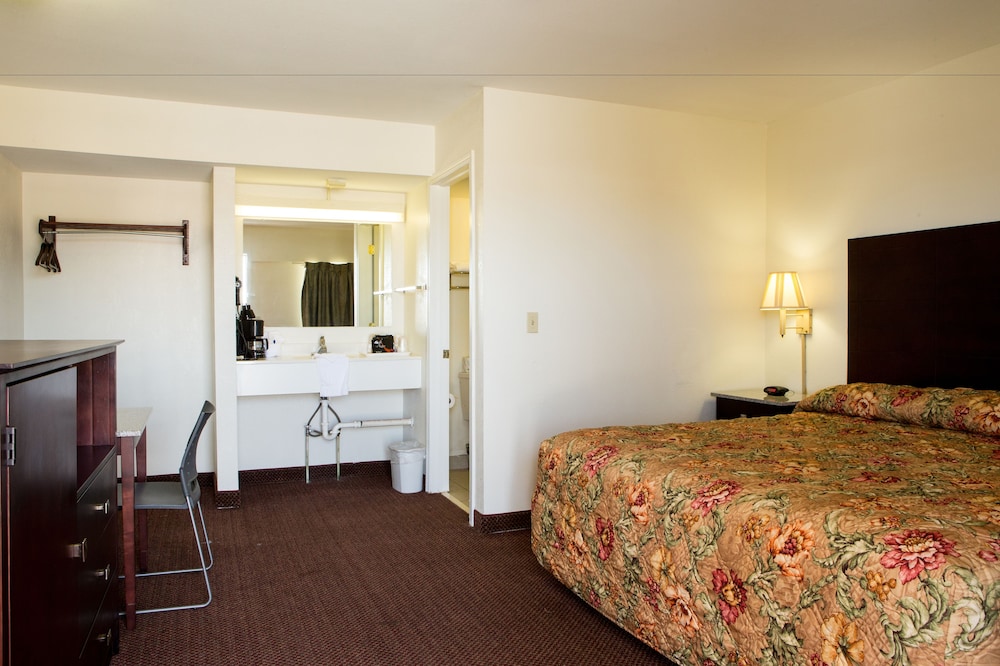 1 King Bed, Smoking photo 2