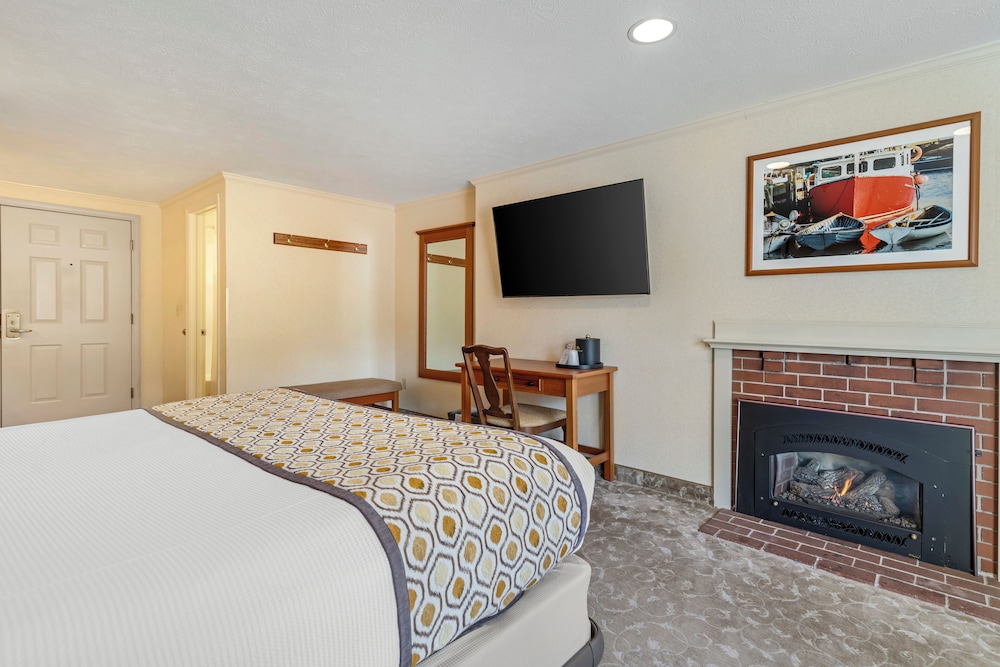 Suite, 1 King Bed, Fireplace (West)