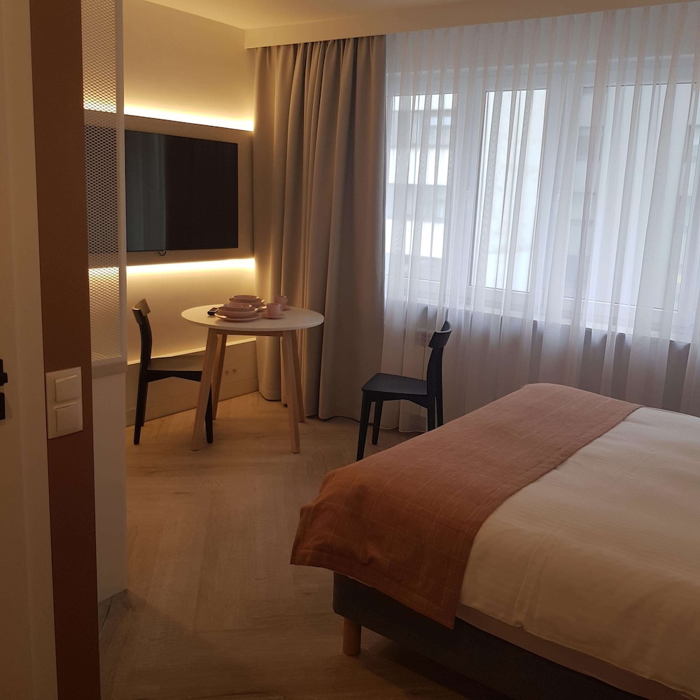 Standard Studio, 1 King Bed, Non Smoking, Kitchenette - Photo 3
