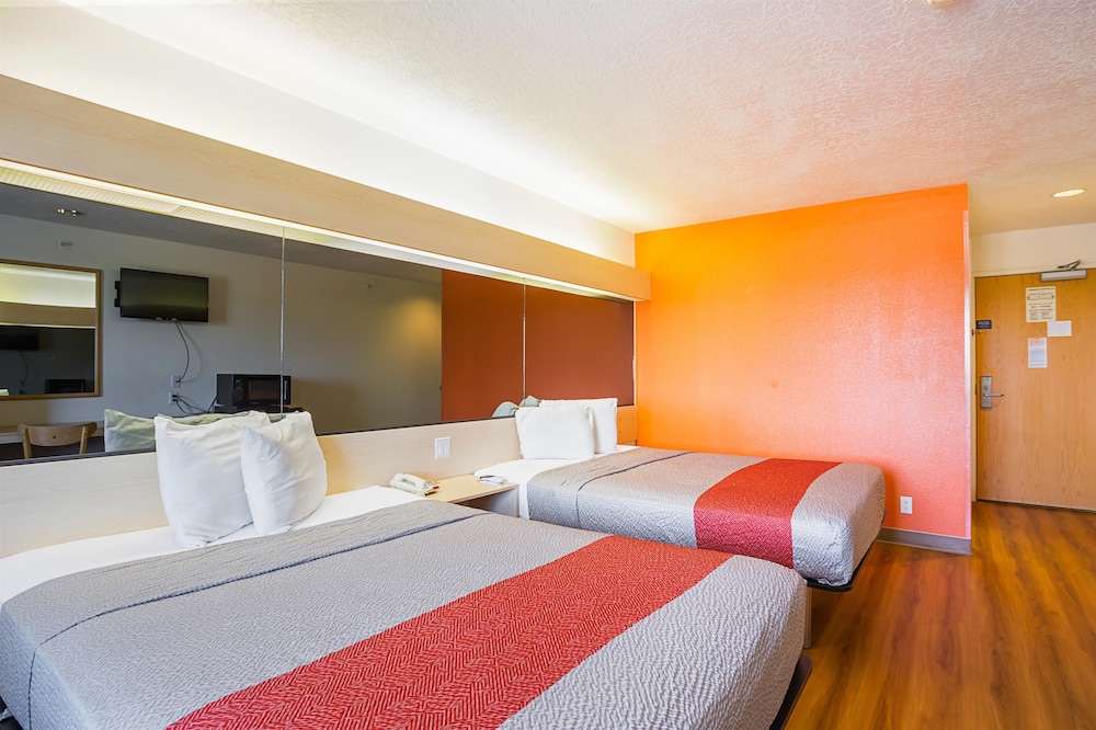 Standard Suite, 2 Queen Beds, Non Smoking - Photo 2