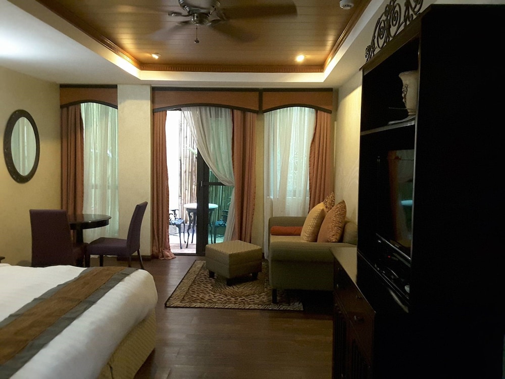 Executive Room - Photo 8