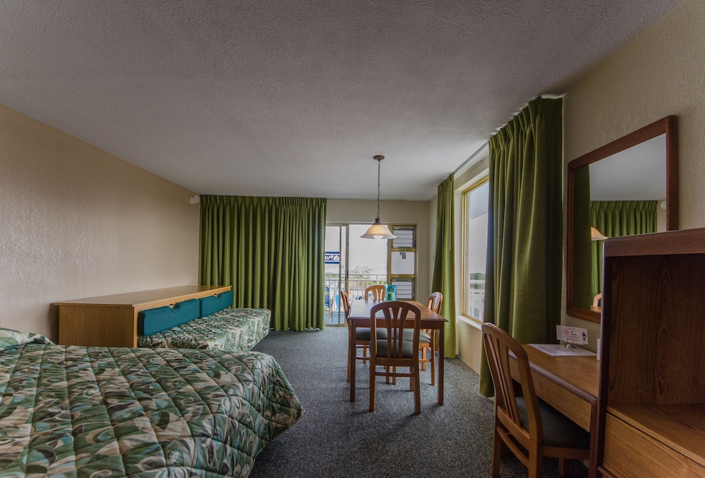 Pool front and Ocean View Suite with Kitchen (J)