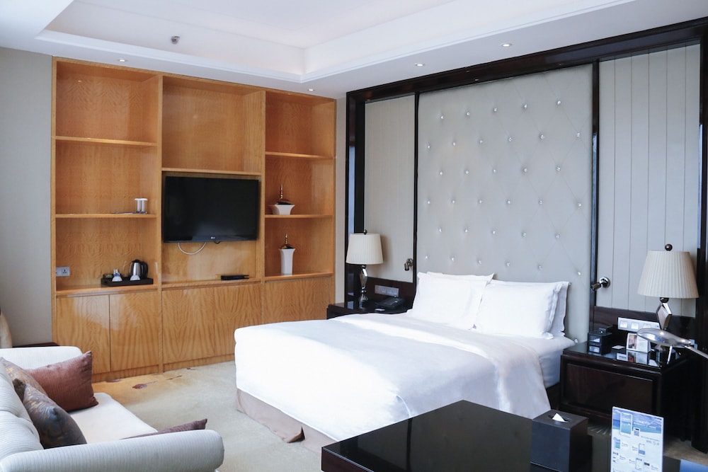 King Deluxe, Deluxe Suite, 1 King Bed photo 2