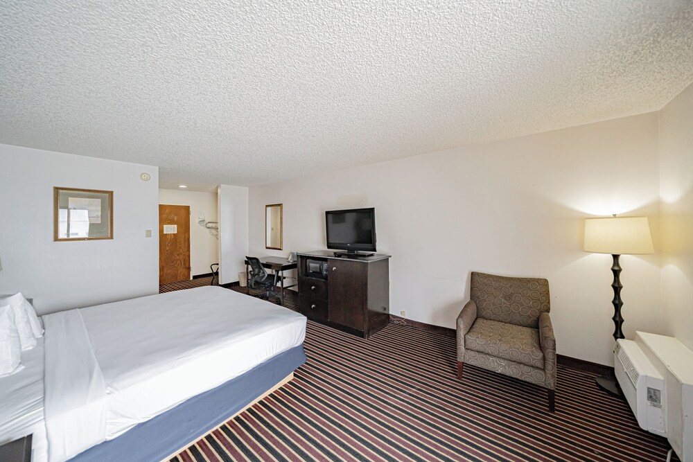 Standard Suite, 1 King Bed, Non Smoking photo 3