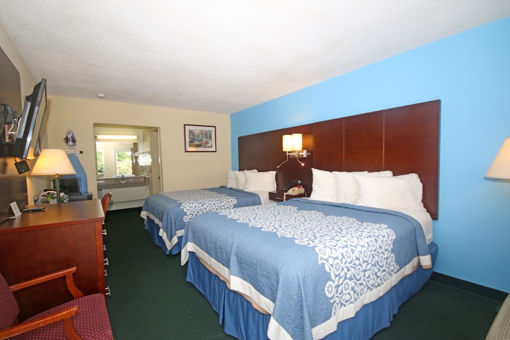 Standard Double Room, 2 Queen Beds, Smoking - Photo 1