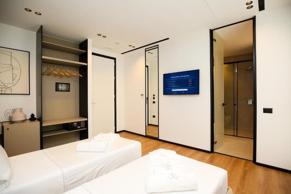 Double or Twin Room, Partial Sea View photo 2