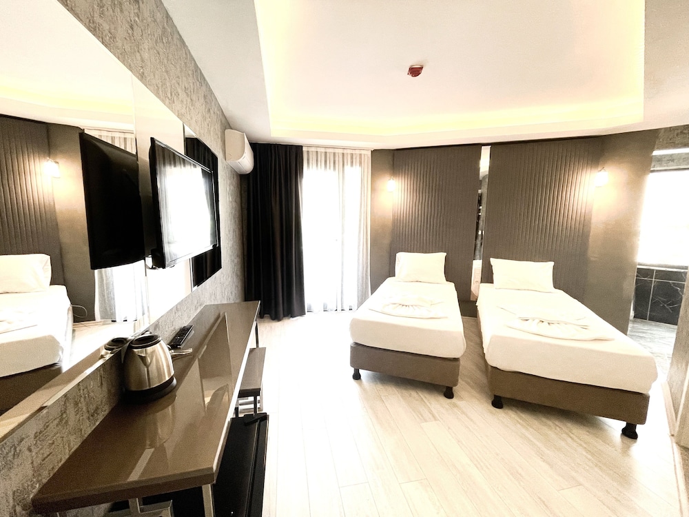 Double or Twin Room - Photo 10