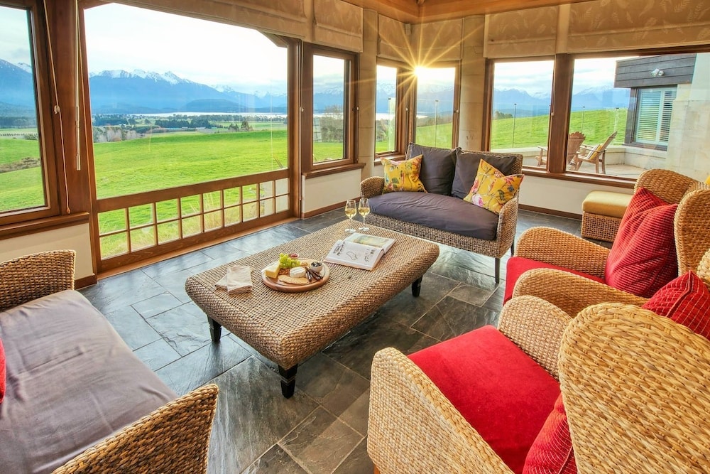 Premier Suite, 1 King Bed, Lake View photo 2