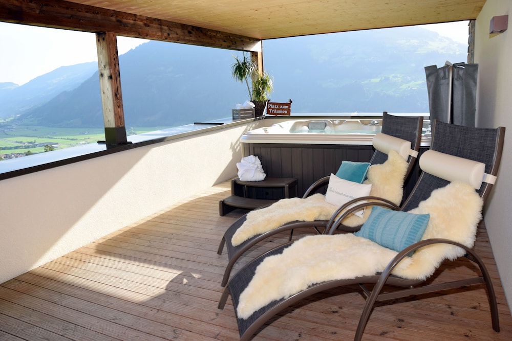 Luxury Apartment, 3 Bedrooms, Hot Tub and Sauna, Mountain View photo 1