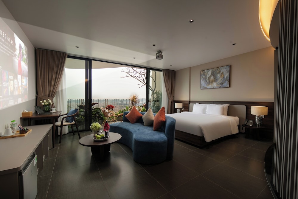 Signature Suite Double with Balcony, Garden View
