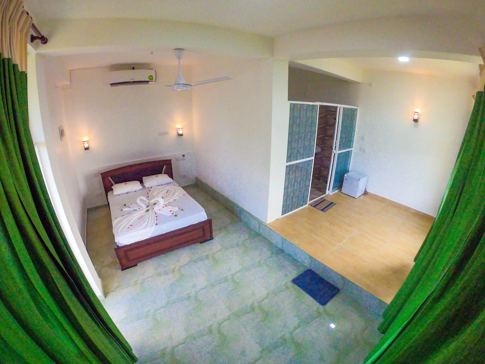Deluxe Double Room, 1 King Bed, Smoking photo 2