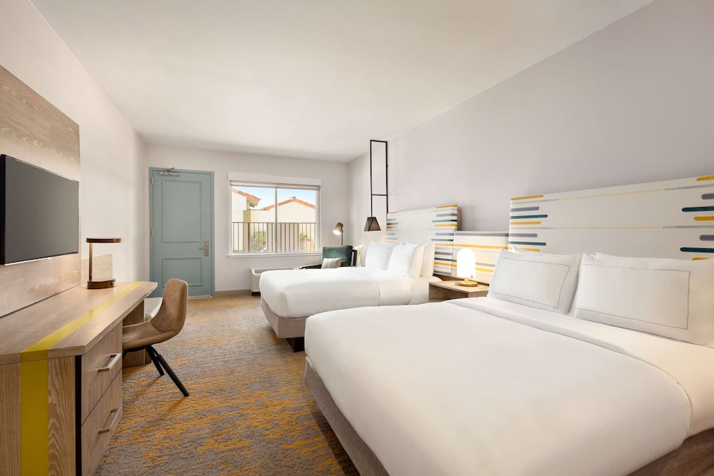 Room, 2 Queen Beds, Kitchen, Poolside - Photo 4