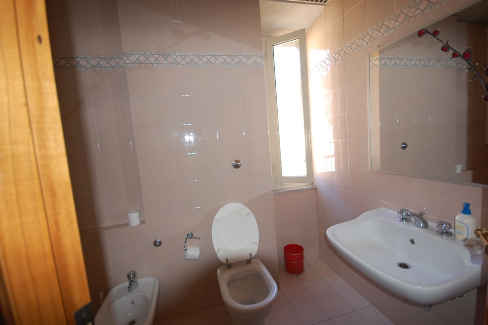 Classic Quadruple Room, 1 Double Or 2 Twin Beds, Ensuite