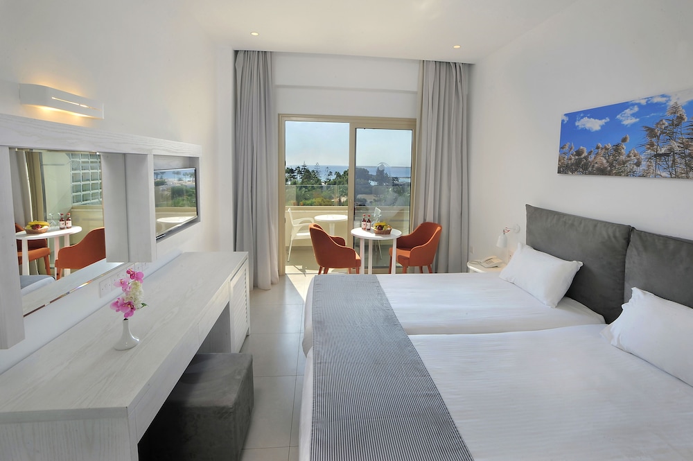 Superior Room, Pool View