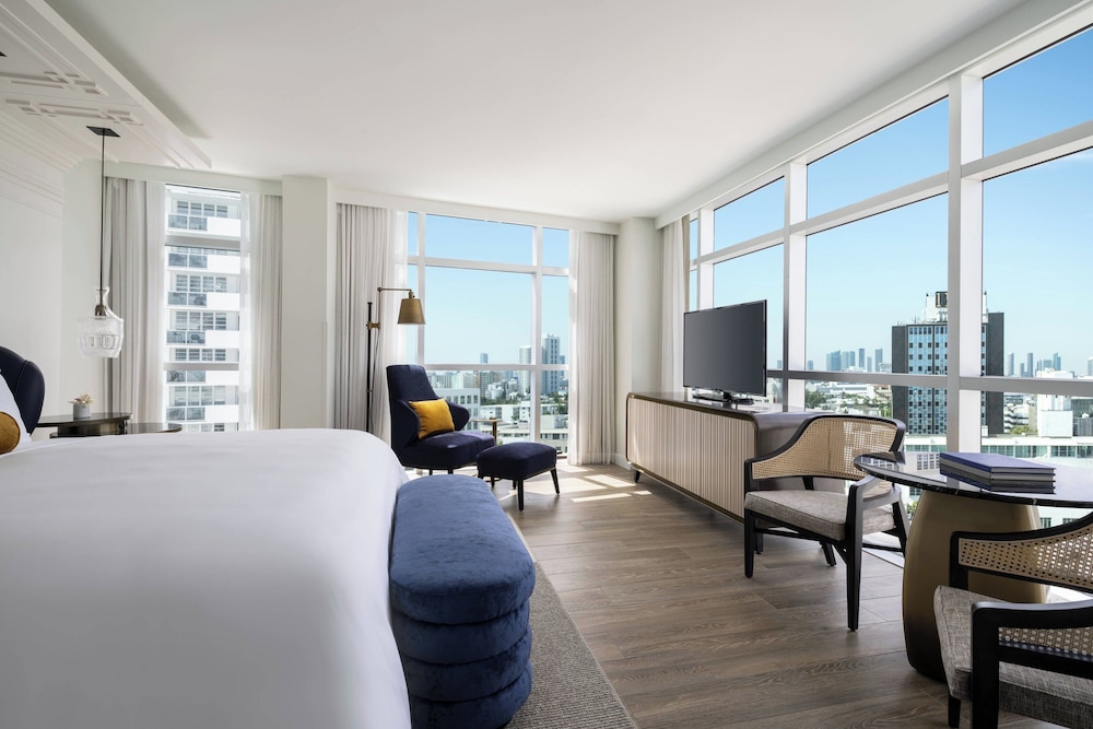Club Room, 1 King Bed, City View - Photo 1