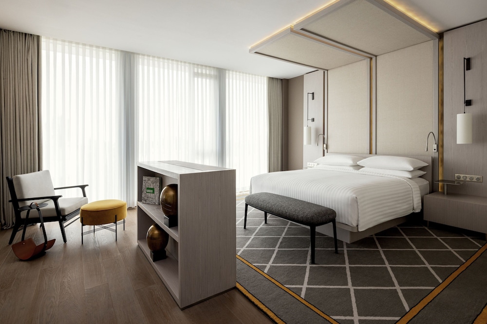 Executive Suite, 1 King Bed, City View - Photo 3
