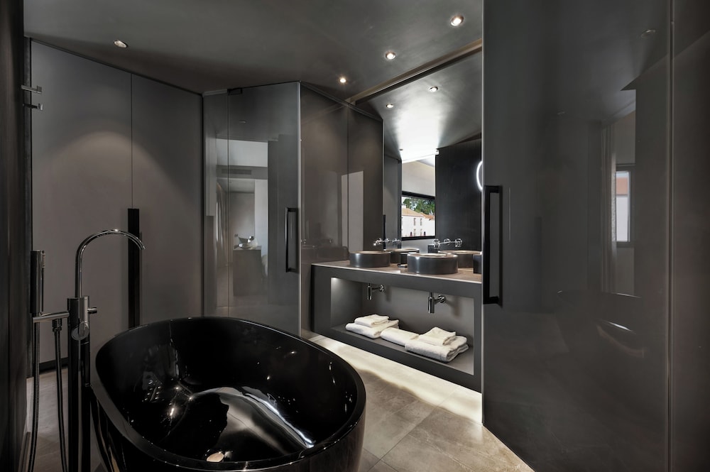 Suite, River View - Photo 6