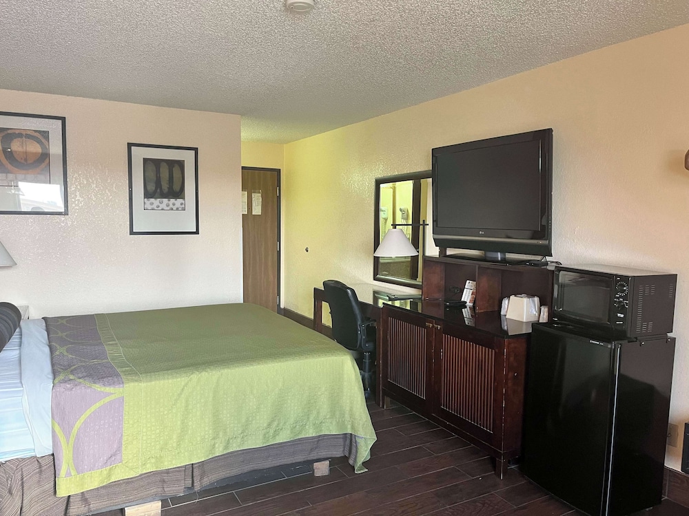 Deluxe Room, 1 King Bed, Non Smoking - Photo 6