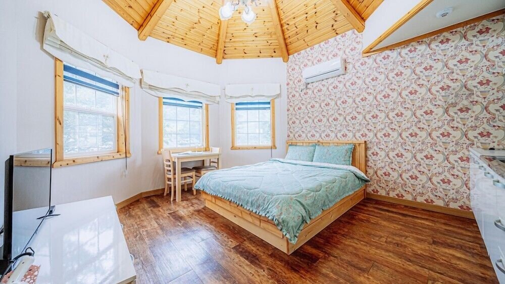 Room (Cherry Sage) photo 2