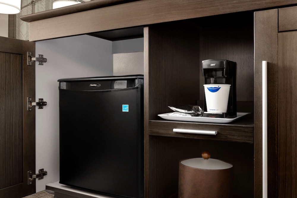 Room, 1 King Bed, Refrigerator - Photo 4