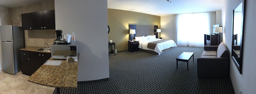 Suite, 1 King Bed (Kitchen Area)