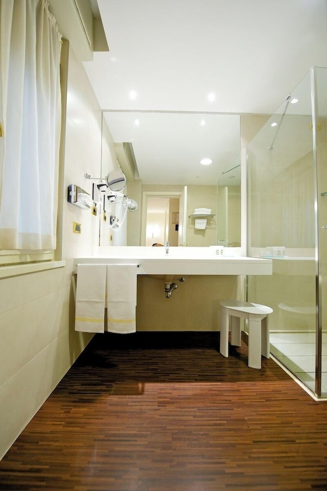 Deluxe Room - Photo 11