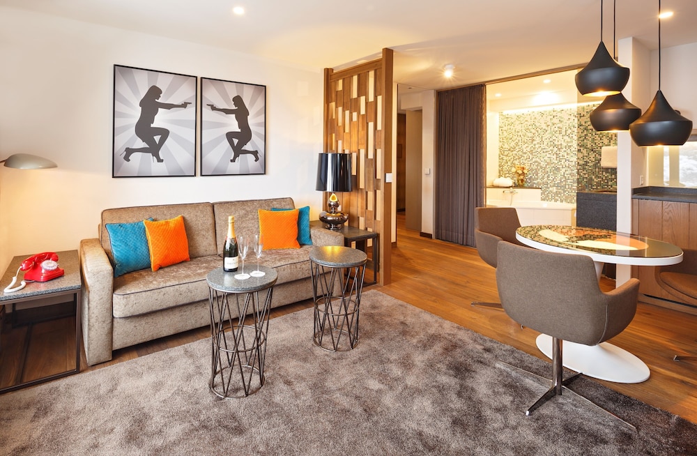 James Bond Suite photo 3