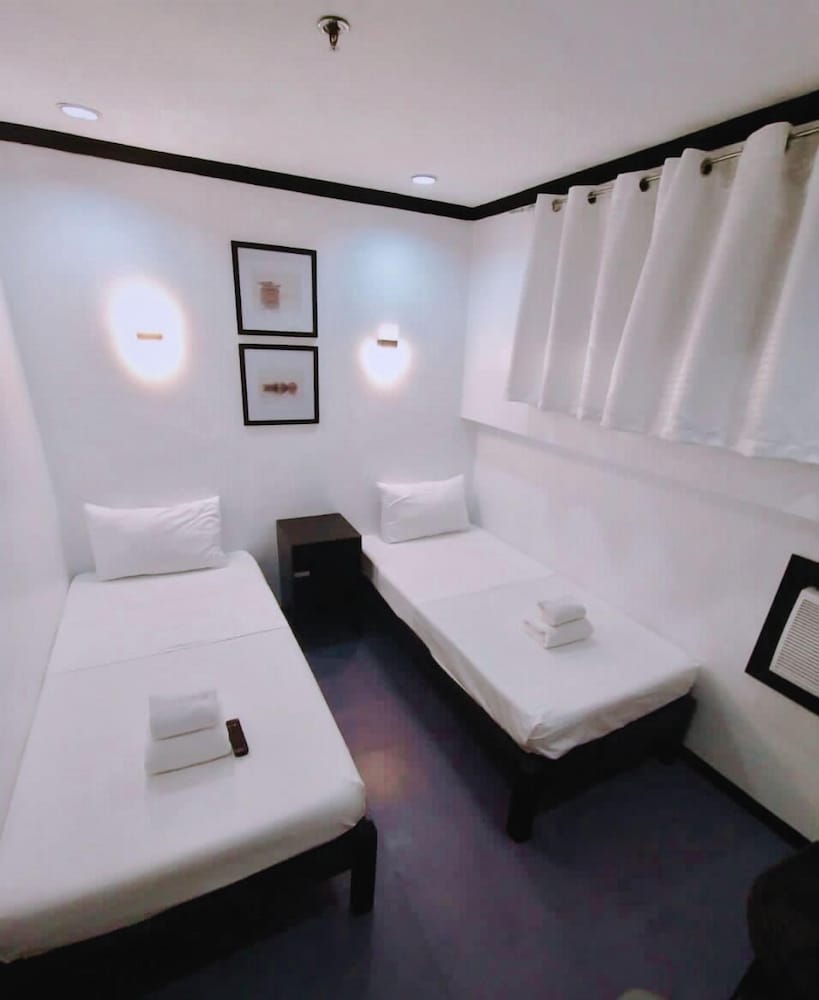 Basic Twin Room, Non Smoking, Pool Access photo 2