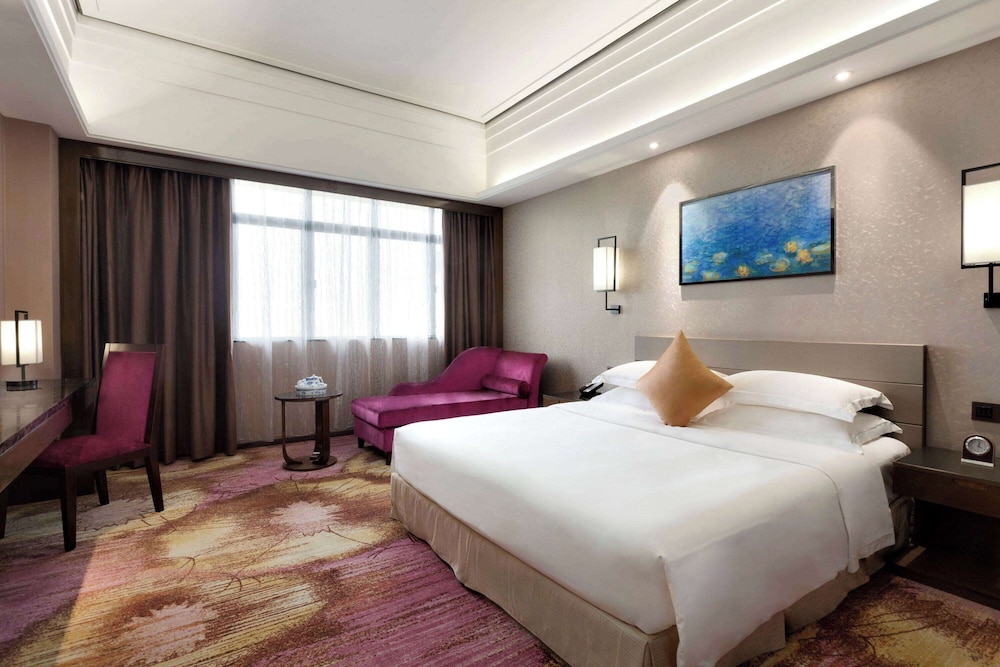 Business Room, 1 King Bed, Smoking photo 2