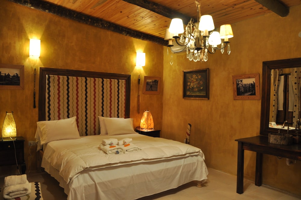 Deluxe Suite, 1 King Bed, Smoking photo 1
