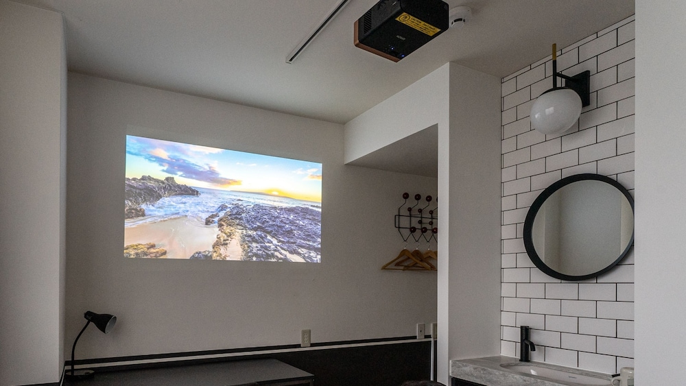[Private Shower Booth] Theatre Room (140cm bed)
