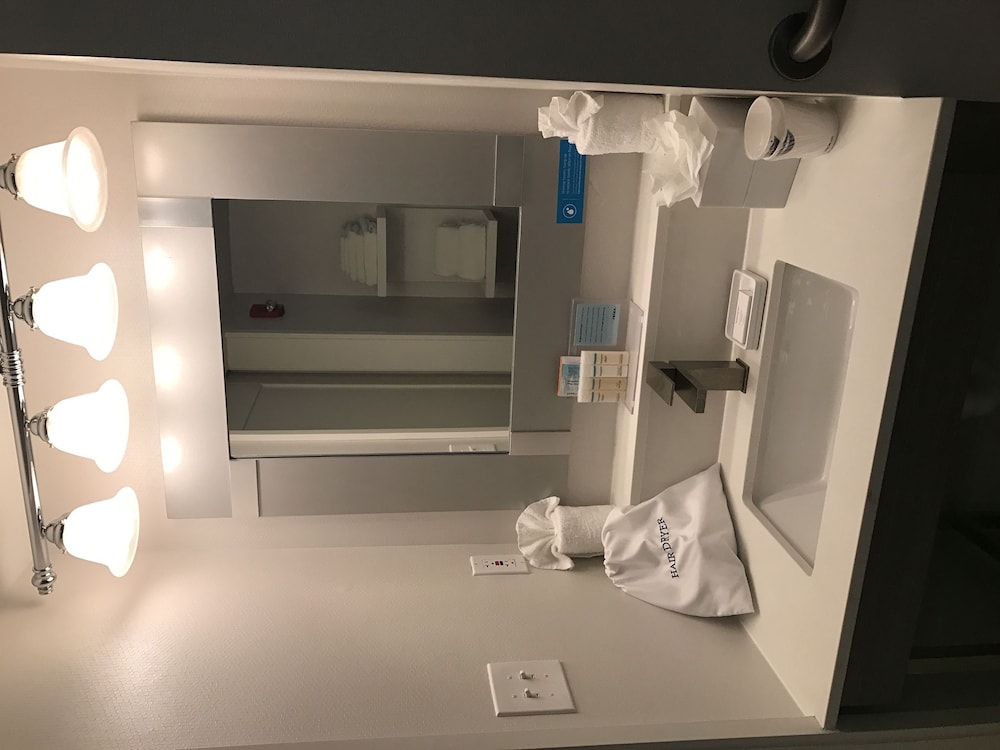 Room, 1 Queen Bed, Non Smoking (Mobility Hearing Accessible w/ Tub) - Photo 9