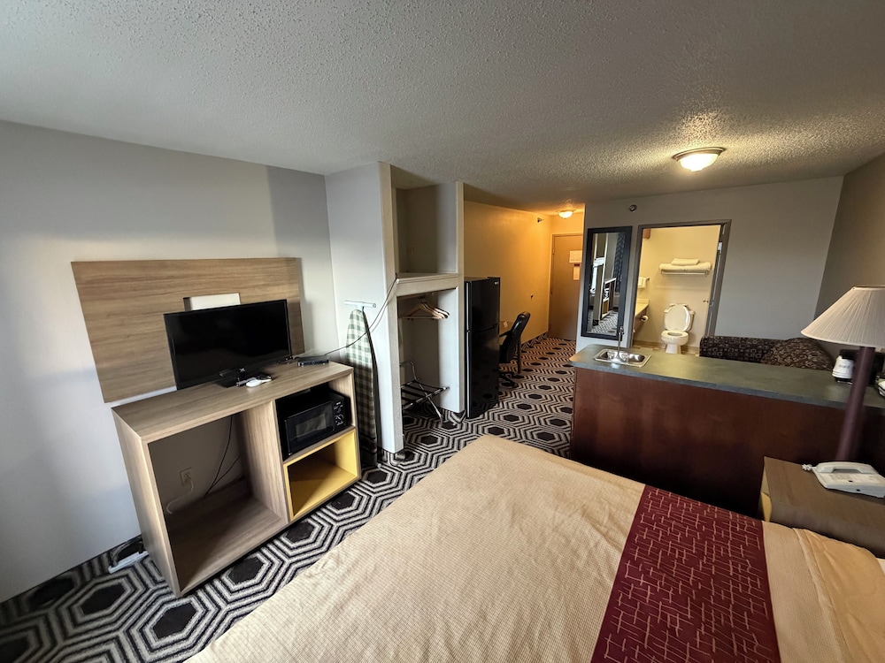 Deluxe Studio, 1 King Bed, Refrigerator & Microwave photo 1